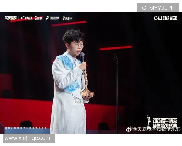 Aching荣获年度最佳新秀奖项引发广泛关注与热议 Aching荣获年度最佳新秀奖项引发广泛关注与热议